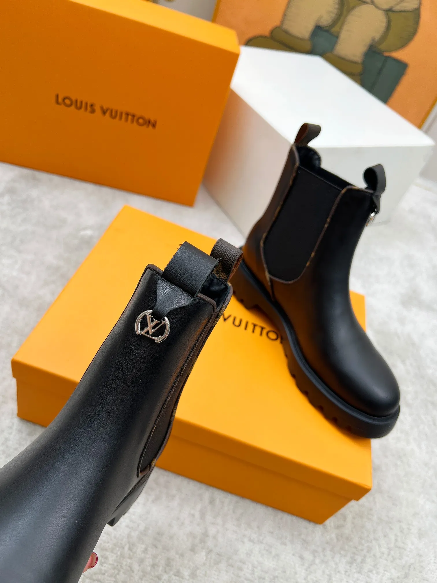 👟👟Ex-factory price 540👟👟 LOUS VUITON 🔥🔥🔥️ The latest short boots model from Louis Vuit 2025 official website, official website 💯 original version 1:1. LV Beaubourg uses calfskin to present a Chelsea-style upper, with a lightweight thick sole. Monogram canvas trim and contrast stitching outline the elastic side panels and seams respectively, cleverly interpreting the balance of strength and softness. It is a fashionable short boot that is comfortable and generous, versatile and very good-looking. Upper: Full-grain calfskin. Lining feet: sheepskin. Color: black/coffee, 35 to 40 yards, (414243 yards can be customized without return or exchange) Bosses are welcome to place orders!
